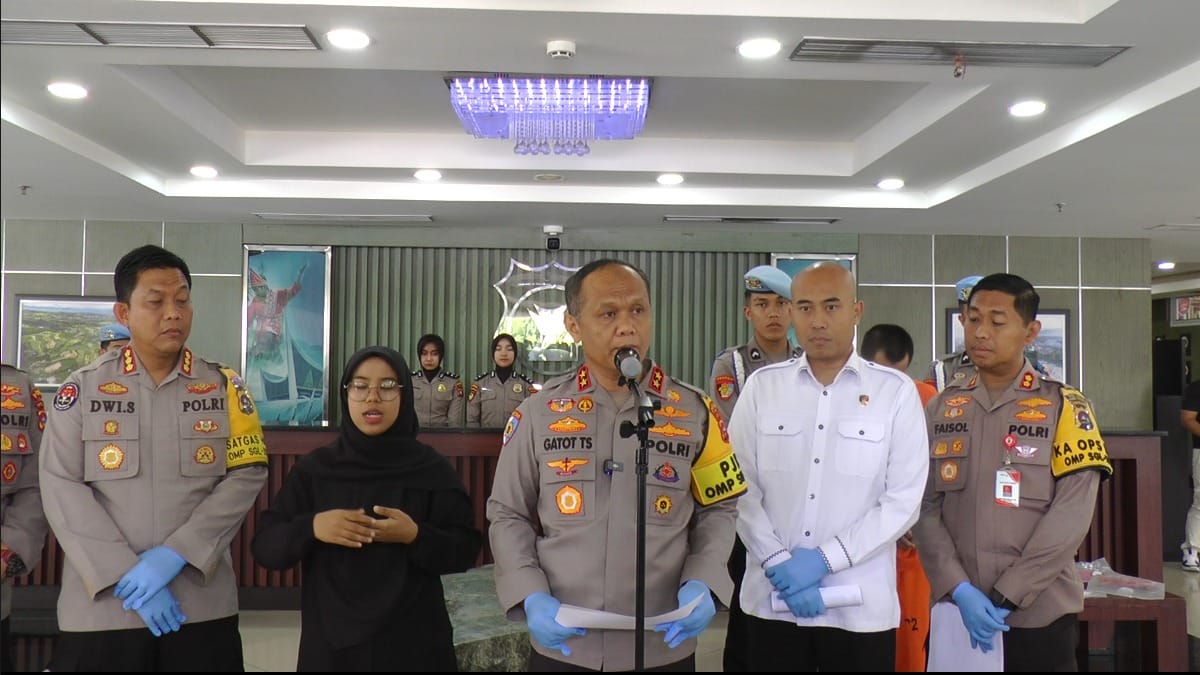 Kapolda Sumbar Irjen Pol Gatot Tri Suryanta pimpin doorstop pelimpahan tahap II tersangka In Dragon, Kamis (16/1/2025).