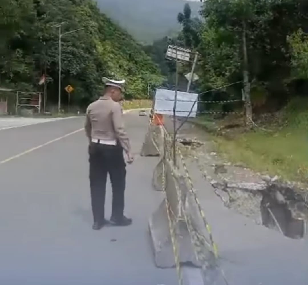 Kondisi longsor di bahu jalan kawasan Malibo Anai, Padangpariaman.