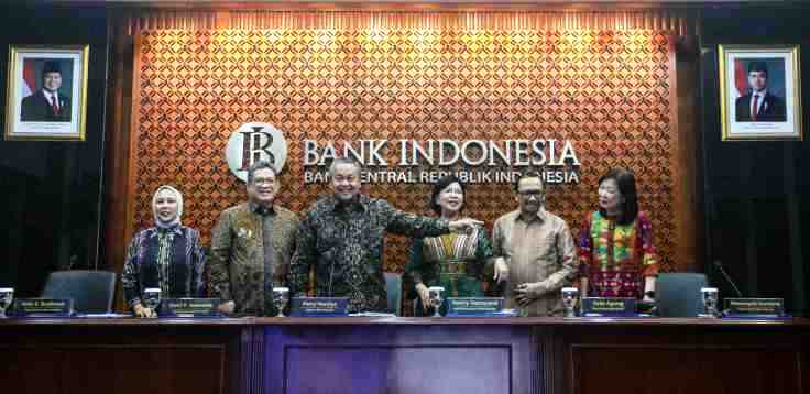 Gubernur BI Perry Warjiyo (tiga kiri) bersama jajaran deputinya. (Foto Jawapos)