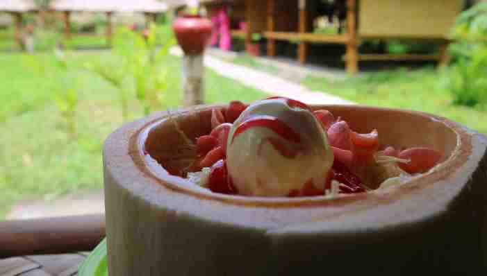 Degan Jelly dan Es Krim Batok Kelapa di Lombok Tengah. (Foto Lombok Pos)