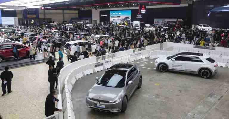 Pameran mobil di Indonesia. (Foto Jawapos)