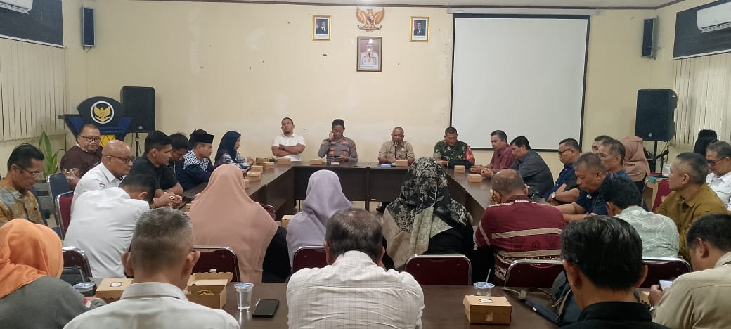 Rapat koordinasi lintas elemen masyarakat yang digelar di aula Kantor Camat Lubukkilangan, Kamis (16/1/2025).