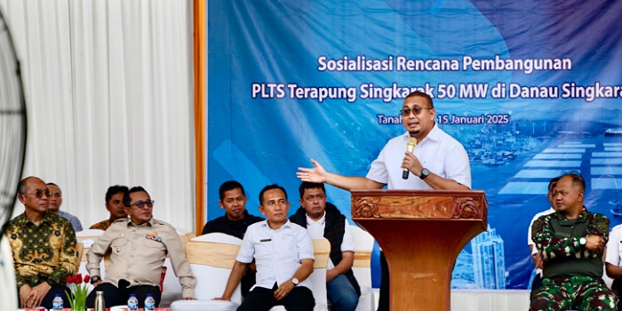 Andre Rosiade bicara di depan masyarakat tiga nagari di Kecamatan Batipuah Selatan terkait pembangunan PLTS Singkarak yang masih pro dan kontra.