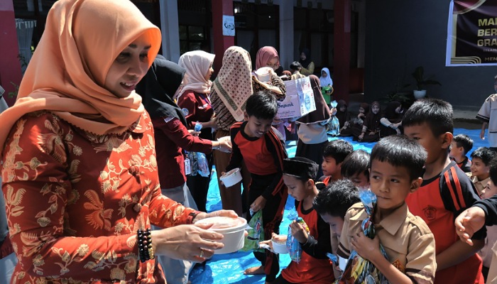 Imigrasi Padang berbagi makanan bergizi di SDN 17 Gurun Laweh Nanggalo, memeriahkan semarak Hari Bhakti Imigrasi ke-75.