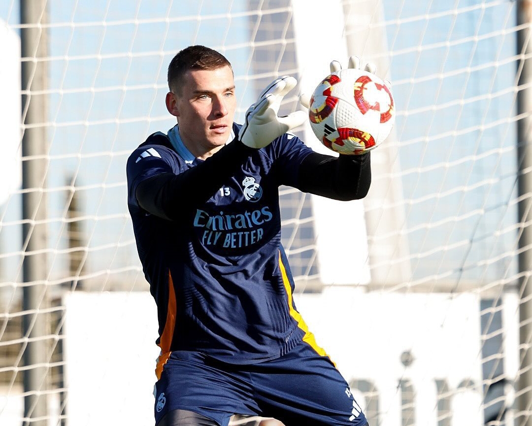 Pelatih Real Madrid Carlo Ancelotti menurunkan Andriy Lunin sebagai starter di posisi kiper saat melawan Celta Vigo. (Foto: Instagram/ @realmadrid)