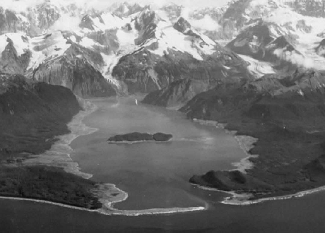 Foto yang diambil tahun 1958 setelah tsunami, menunjukkan lingkaran kerusakan di sekitar sebagian besar teluk. (Foto: nasa.gov)