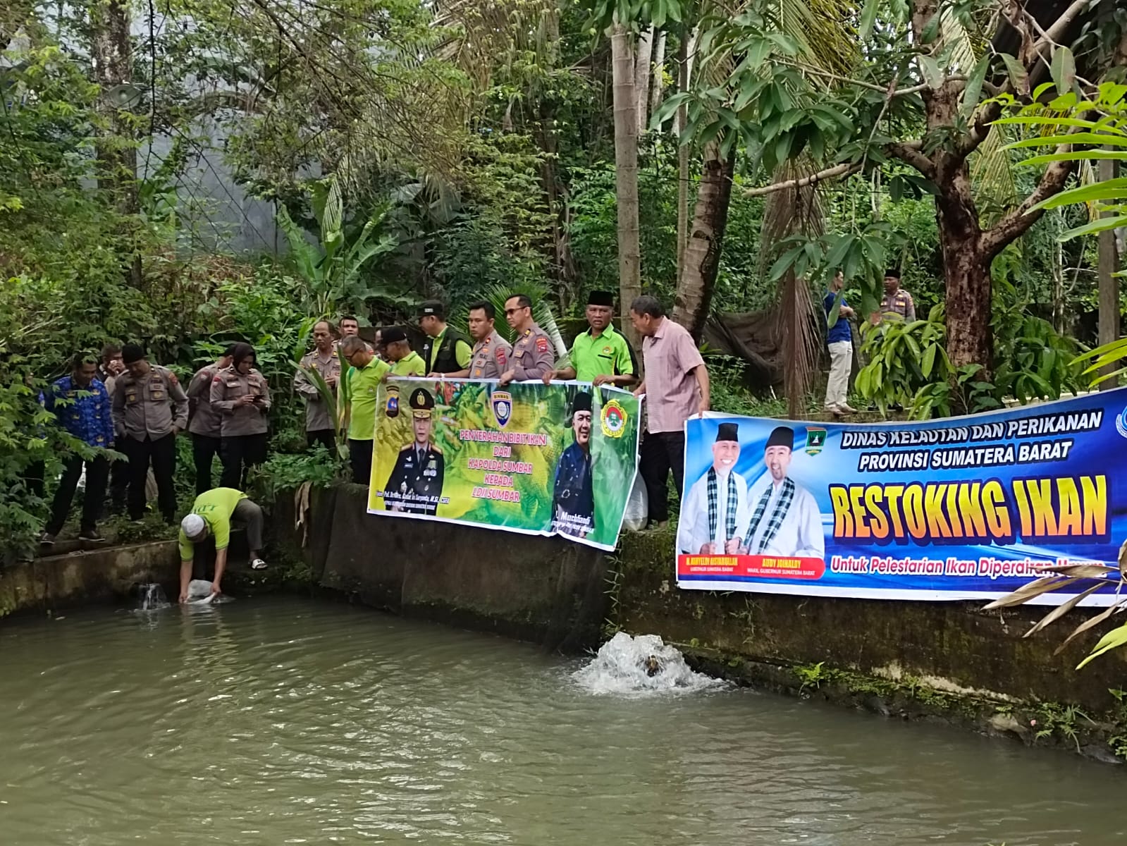 DPW LDII Sumbar menerima 8.000 bibit ikan dari Polda Sumbar dalam program ketahanan pangan yang diinisiasi Presiden Prabowo Subianto di kolam masyarakat Kelurahan KPIK, Kota Padang, pada Jumat (17/1).