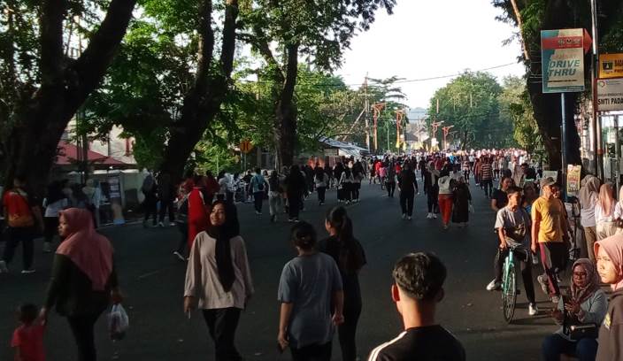 Kegiatan masyarakat saat CFD di Padang. (Randi/Padek)