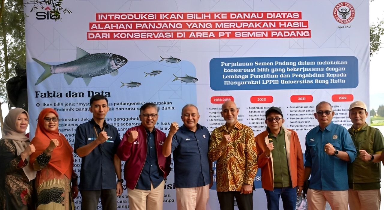 Prof Hafrijal Syandri (tiga kiri) foto bersama Dirkeu PT Semen Padang Oktoweri usai pelepasan 1.500 ikan bilih di Danau Diatas, Alahan Panjang, Kabupaten Solok, Sumatera Barat, Kamis (16/1/2025(.