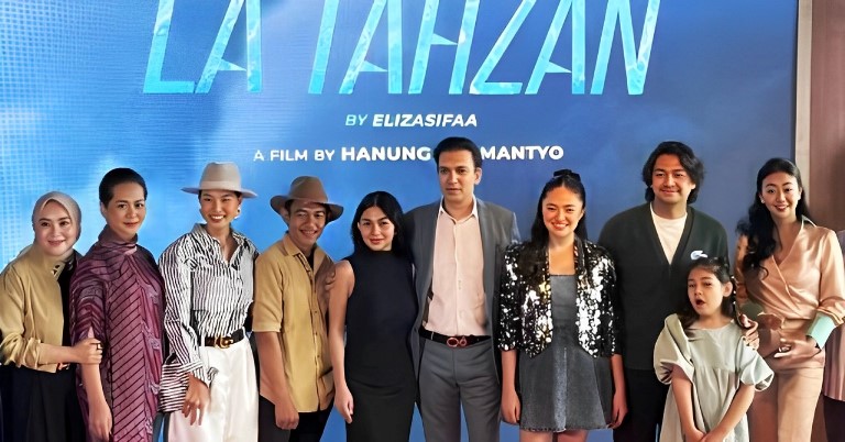 Foto berjejer usai konferensi pers Film La Tahzan. (Foto: Shafa Nadia/Jawapos)