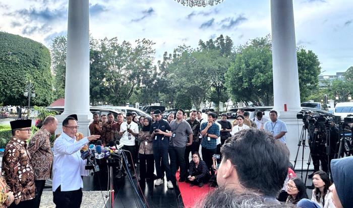 Mendagri Tito Karnavian menyampaikan program makan bergizi gratis (MBG) usai rapat terbatas dengan Presiden Prabowo, Jumat (17/1/2025).