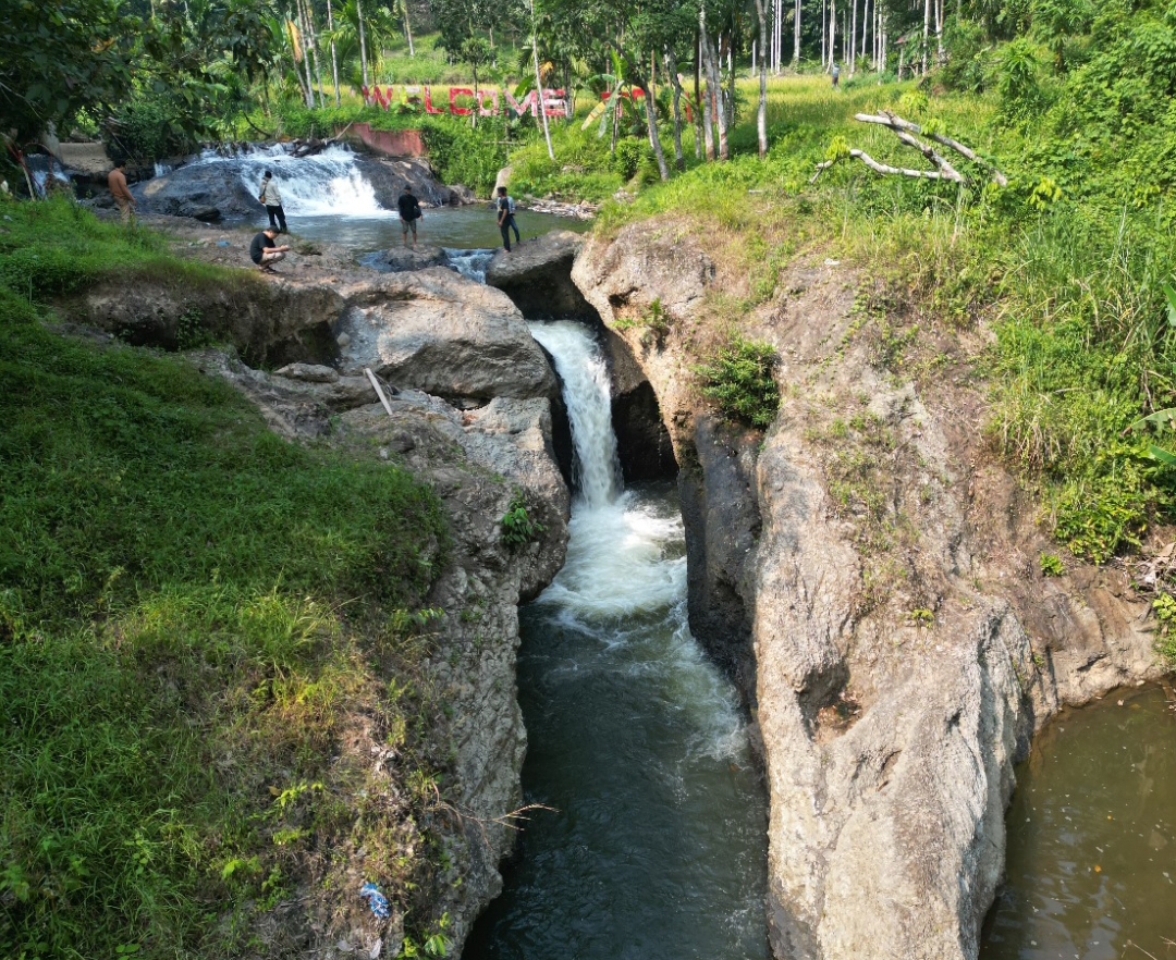 Air Terjun Batang Kulampi mengalir indah di atas formasi batuan granodiorit di kawasan Geopark Ranah Minang, Sijunjung.(Foto: Ridwan)