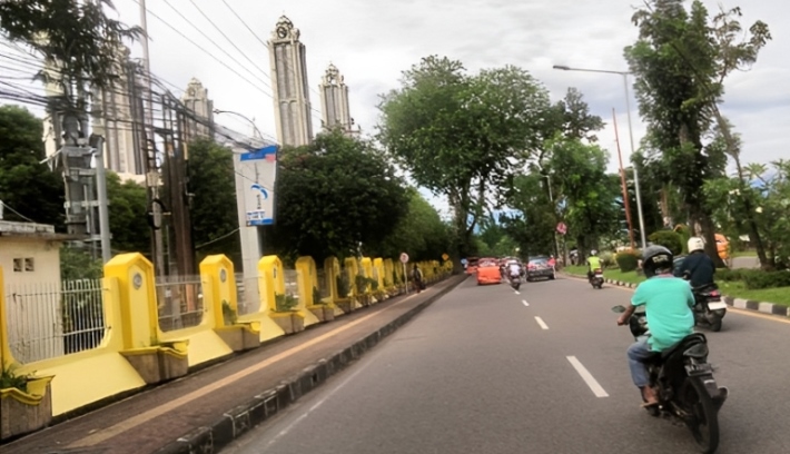 Suasana lalu lintas di depan Kampus UNP tidak terlihat satupun bus AKDP mangkal, Sabtu (18/1/2025).