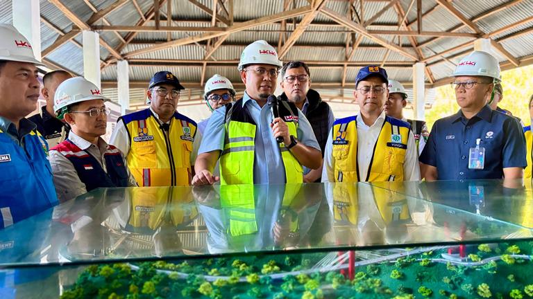 Wakil Ketua Komisi VI DPR RI, Andre Rosiade dan Dirjen Pembiayaan Infrastruktur Kementerian PUPR Triono Junoasmoro meninjau proyek Fly Over Sitinjau Lauik, Kamis (16/1/2025).
