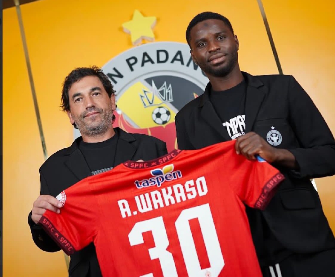Pemain Semen Padang FC, Alhassan Wakaso bersama Pelatih Eduardo Almeida. (Foto: Instagram/ @alhassanwakaso)