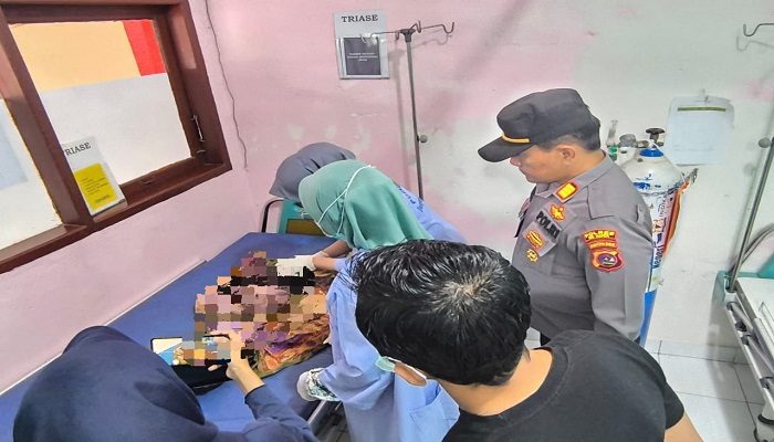 GEGER: Pihak Puskemas Dangung-dangung Kabupaten Limapuluh Kota serta pihak Polsek Guguak mengecek kondisi bayi naas tersebut, Sabtu (18/1).(POLSEK GUGUAK)