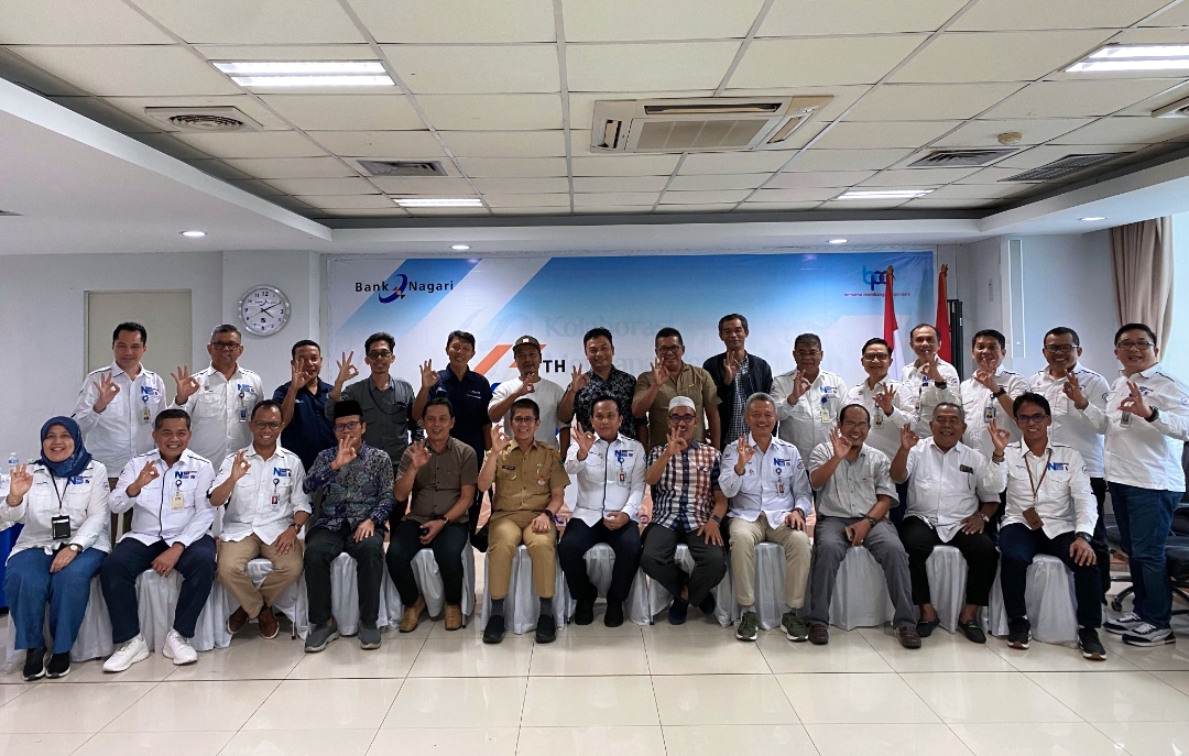 Direktur Utama Bank Nagari Gusti Candra dan Komisaris Utama Bank Nagari Andri Yulika bersama jajaran direksi, kepala divisi dan pimpinan media. (Foto: Adetio/ Padek)