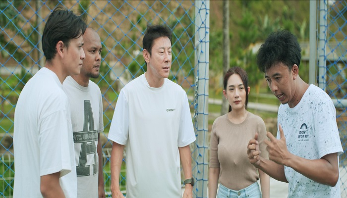 DUNIA BARU: Shin Tae-yong (tengah) dalam sebuah adegan film Ghost Soccer: Bola Mati yang proses syutingnya masih berlangsung di Subang, Jabar.(PSSI PERS)