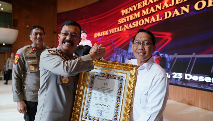 KERJA BAIK: Kakorsabhara Baharkam Polri, Irjen Pol Mulia Hasudungan Ritonga, saat menyerahkan gold reward kepada VP Manajemen Risiko Divisi OPT PT HK, Linggo Handoyo.(DOK HK)