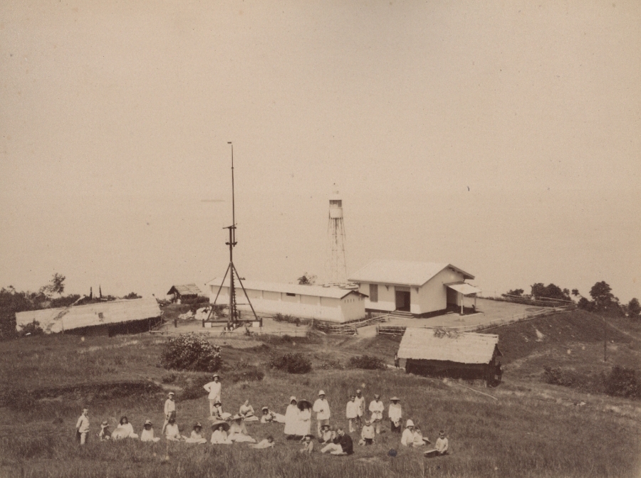 Rombongan Wisatawan Eropa di Kawasan Menara Suar Sungai Bramas sekitar tahun 1890-1892 (Dok. KITLV-Leiden University Libraries)