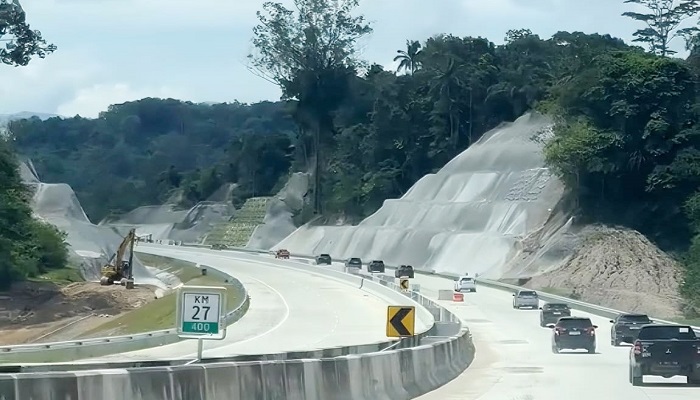 RAMAI PEMINAT: Kendaraan yang melintasi Tol Padang-Sicincin saat masa uji coba beberapa waktu lalu. (RIO FOR PADEK)
