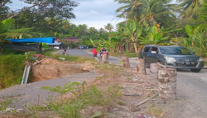 LAMBAN: Ruas jalan Sungaigeringging menuju Sungailimau, Padangpariaman, tak kunjung mendapat perbaikan pascaamblas sejak Maret 2024 lalu.(SILVINA FADHILAH/PADEK)