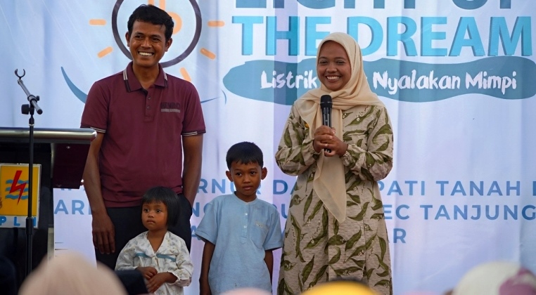 Senyum senang salah satu masyarakat Jorong Padang Datar Nagari Tanjung Barulak, Kecamatan Tanjung Emas, yang menjadi penerima manfaat program LUTD.