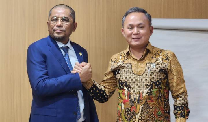 Anggota Komisi XIII DPR RI dari Fraksi PAN, H. Arisal Aziz, dan Wakil Menteri HAM, Mugiyanto Sipin.