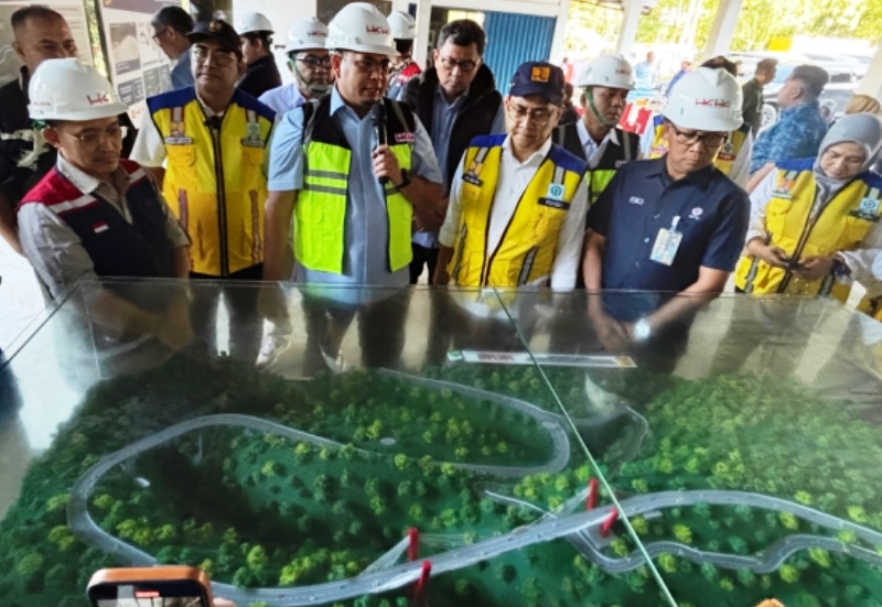 Wakil Ketua Komisi VI DPR RI Andre Rosiade meninjau rencana pembangunan proyek Fly Over Sitinjau Lauik, Kota Padang, Sumatra Barat (Sumbar) pada Rabu (15/1/2025) lalu.