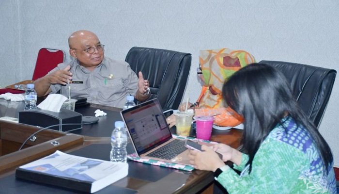 PENANGANAN: Sekkab Agam Edi Busti berdiskusi dengan perwakilan Kemenko Infrawil sebelum meninjau rumah hunian tetap bagi korban bencana banjir lahar dingin di Lubukbasung, Selasa (21/1).(PEMKAB AGAM)