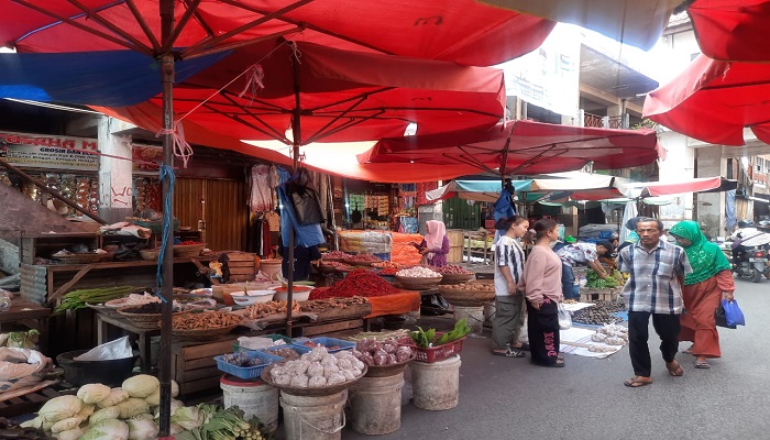 SUASANA PASAR: Suasana aktivitas jual dan beli di Pasar Raya Padang, Selasa (21/1).(SILVINA/PADEK)