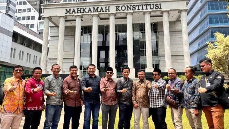 Komisioner KPU Sumbar dan KPU Kota Padang berpose di depan Gedung MK RI.