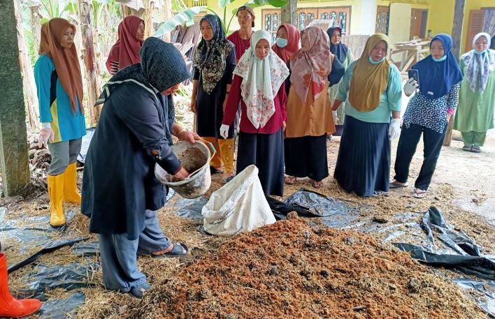 Pelatihan memanfaatkan limbah ternak dan pertanian menjadi pupuk organik untuk memaksimal pemanfaatan limbah.