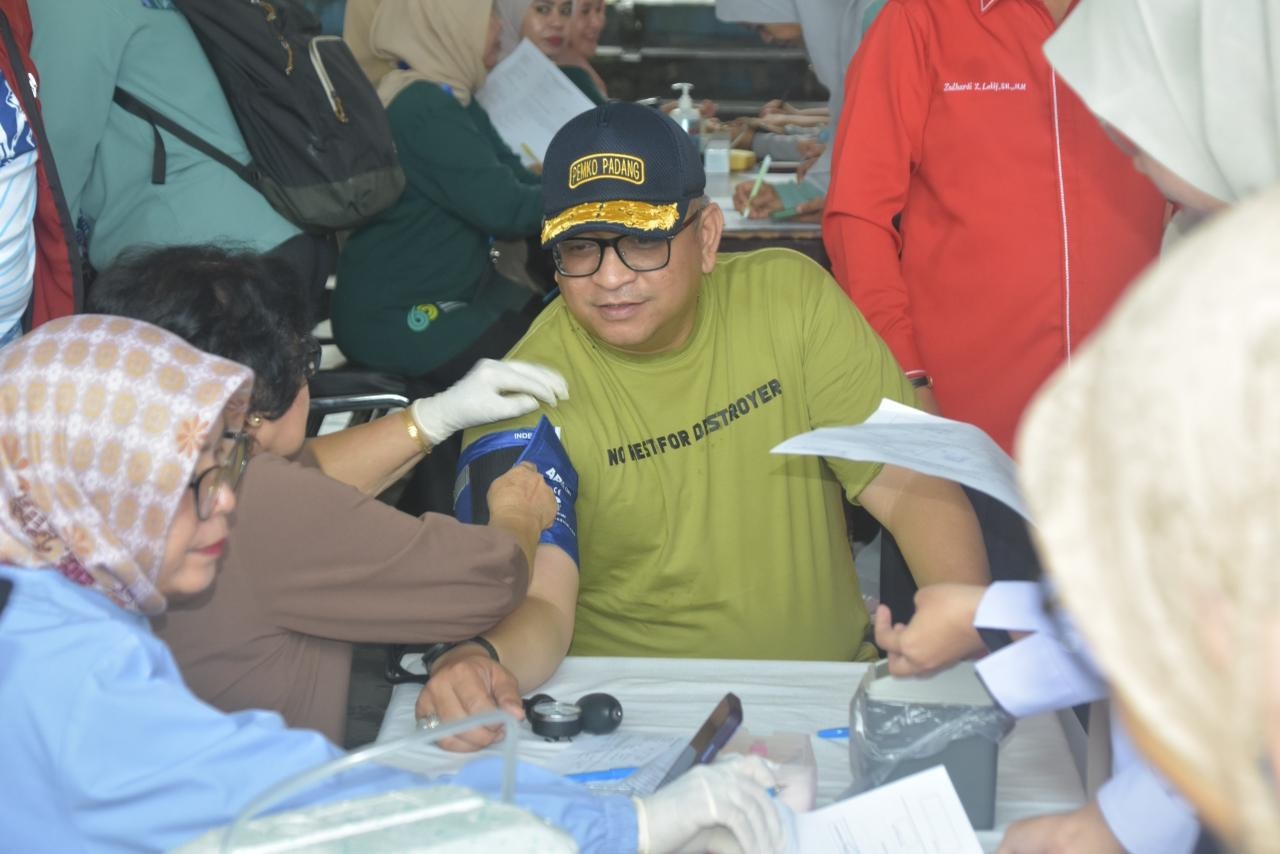 Pj Wako Padang Andree Algamar mengikuti donor darah di Balai Kota Padang, kemarin.