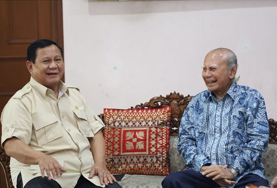 Presiden Prabowo Subianto saat mengunjungi kediaman mantan Menteri Negara Kependudukan dan Lingkungan Hidup, Prof. Emil Salim, di Jakarta pada Rabu (22/1/2025) pagi.(Foto: Instagram/ @prabowo)