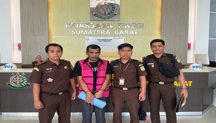 BERPROSES: Kejati Sumbar melakukan prosesi tahap II terhadap AC, pelaku penyalahgunaan dana negara di Kabupaten Dharmasraya, kemarin.(KEJATI SUMBAR UNTUK PADEK)