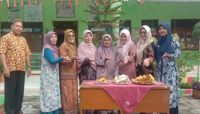 PEDULI: Guru SD Negeri 21 Payakumbuh hadir dalam suasana berbagi dengan murid yang diinisiasi oleh guru dan didukung oleh wali murid.(TIM LAMAN GURU)