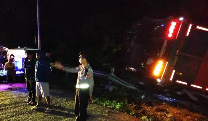 Terlihat mobil boks bermuatan paket shopee menabrak pembatas jalan di kawasan Sitinjau Lauik dinihari tadi. (Dok Polsek Luki)
