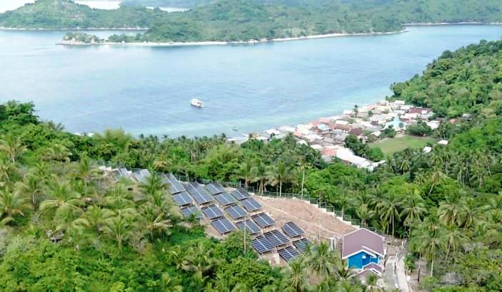 Foto udara PLTS Tanamalala dengan kapasitas 189,6 kilowatt peak (kWp) yang terletak di Kepulauan Selayar, Sulawesi Selatan.
