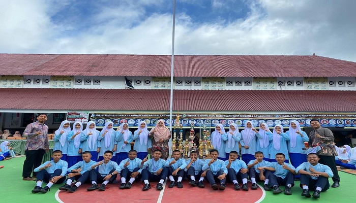 MEMBANGGAKAN : Para siswa bersama guru SMPN 1 Payakumbuh memperlihatkan reward yang telah mereka raih di akhir tahun 2024 dan awal tahun 2025.(TIM LAMAN GURU)