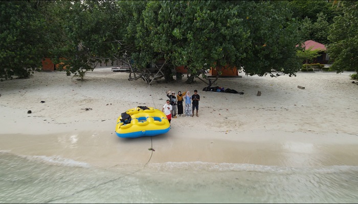 PENGUNJUNG: Pulau Pagang saat menikmati keindahan di pulau yang memiliki pasir putih itu.(SHYNTIA APRIZANI/PADEK)