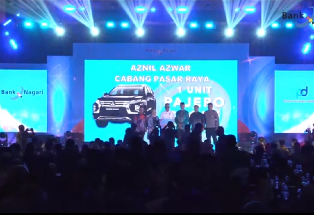 Nasabah yang memenangkan hadiah utama Mitsubishi Pajero Sport adalah Aznil Azwar dari Cabang Pasar Raya Padang. Hadiah diserahkan Gubernur Sumatera Barat, Mahyeldi. (Foto SC: YouTube Bank Nagari)