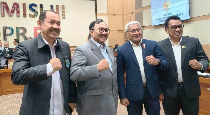 Anggota Komisi III DPR RI Fraksi Golkar dari Dapil Sumbar 2, Benny Utama (dua kiri) bersama Kepala BNN Komisaris Jenderal Polisi Marthinus Hukom (dua kanan).