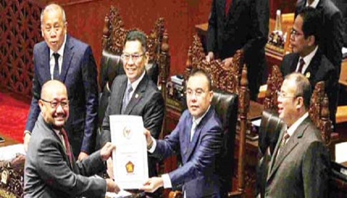 USUL INISIATIF DPR: Wakil Ketua DPR Sufmi Dasco Ahmad (kedua kanan) menerima berkas pandangan fraksi dari Anggota DPR Fraksi Gerindra Sumail Abdullah.(SALMAN TOYIBI/JPG)
