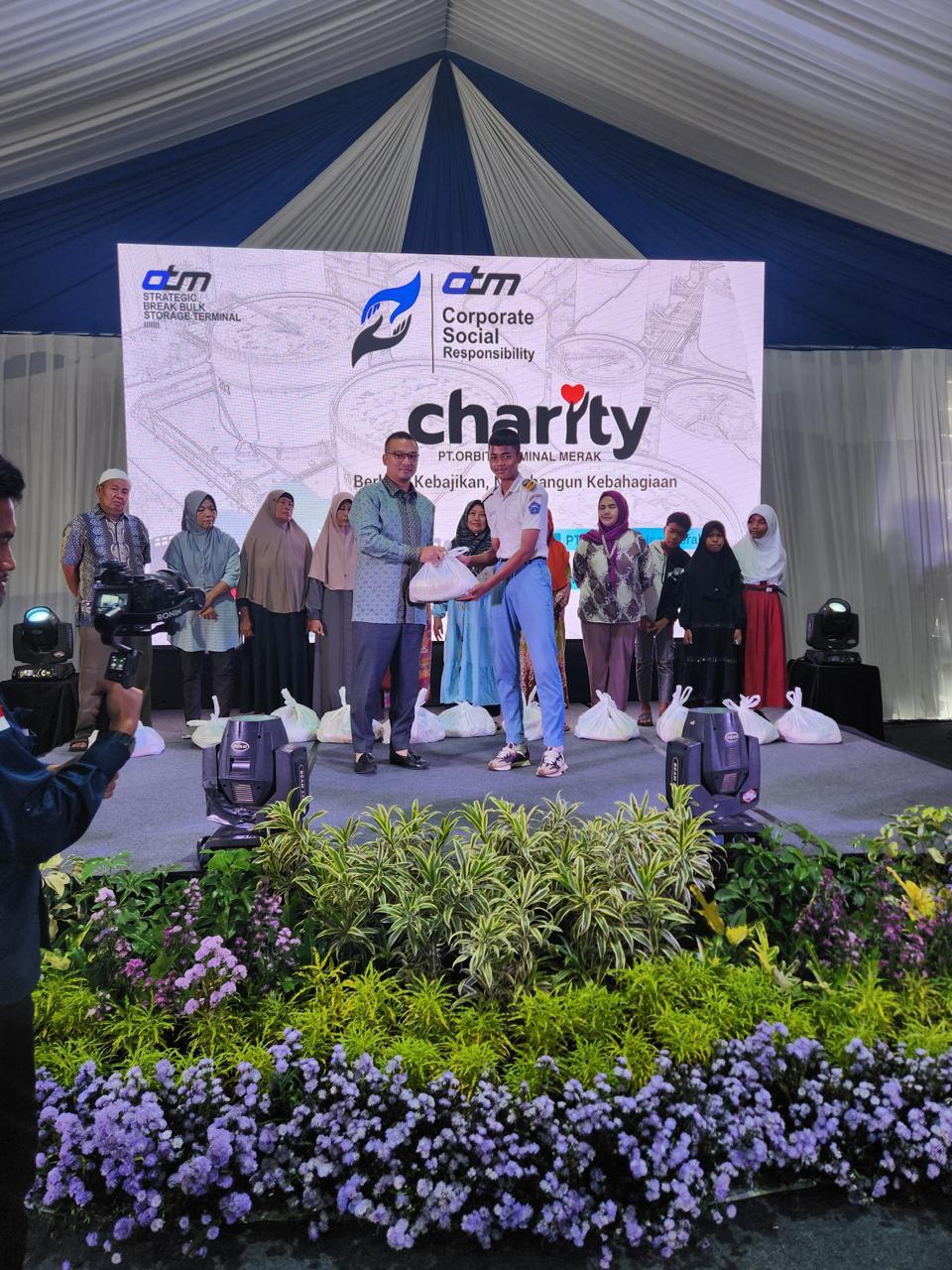 PT Orbit Terminal Merak (OTM) kembali menunjukkan kepeduliannya terhadap masyarakat sekitar dengan membagikan 500 paket sembako kepada warga RW 07 Kelurahan Lebak Gede, Cilegon, pada Selasa (21/1).