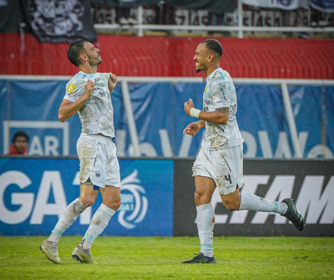 Selebrasi Tyronne Del Pino yang mencetak dua gol dalam kemenangan Persib 3-1 melawan Arema FC. (Foto: Instagram/ @liga1match)
