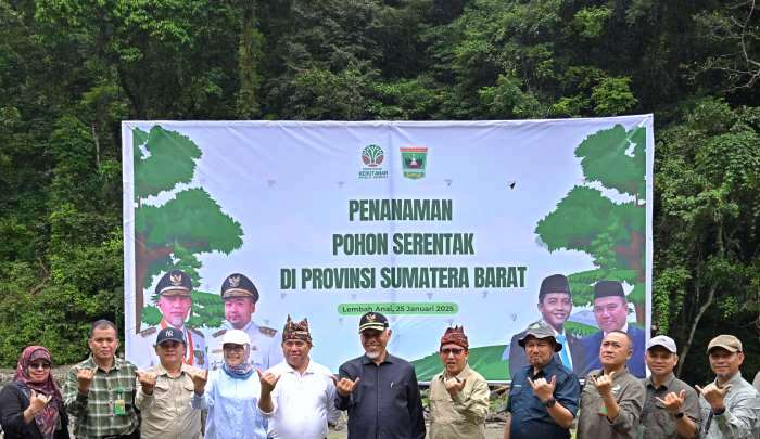 Berpose setelah acara penanaman pohon serentak di Kawasan Lembah Anai, Kabupaten Tanahdatar, Sabtu (25/1/2025).