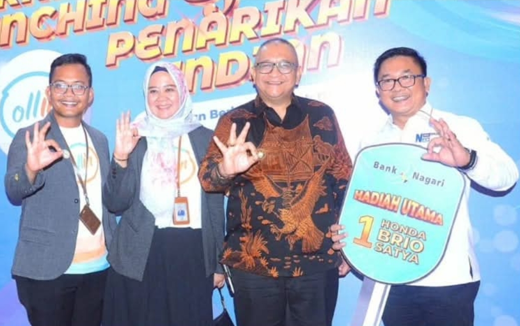 Penjabat Wali Kota Padang, Andree Algamar bersama pemenang hadiah utama tabungan Bank Nagari. (Foto: Prokopim)