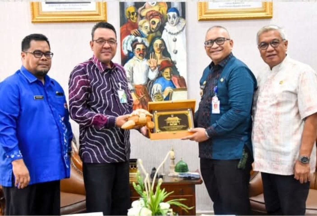 Pj Wali Kota Padang, Andree Algamar menerima kunjungan Kepala BPJS Ketenagakerjaan Cabang Padang Muhammad Syahrul. (Foto: Prokopim)
