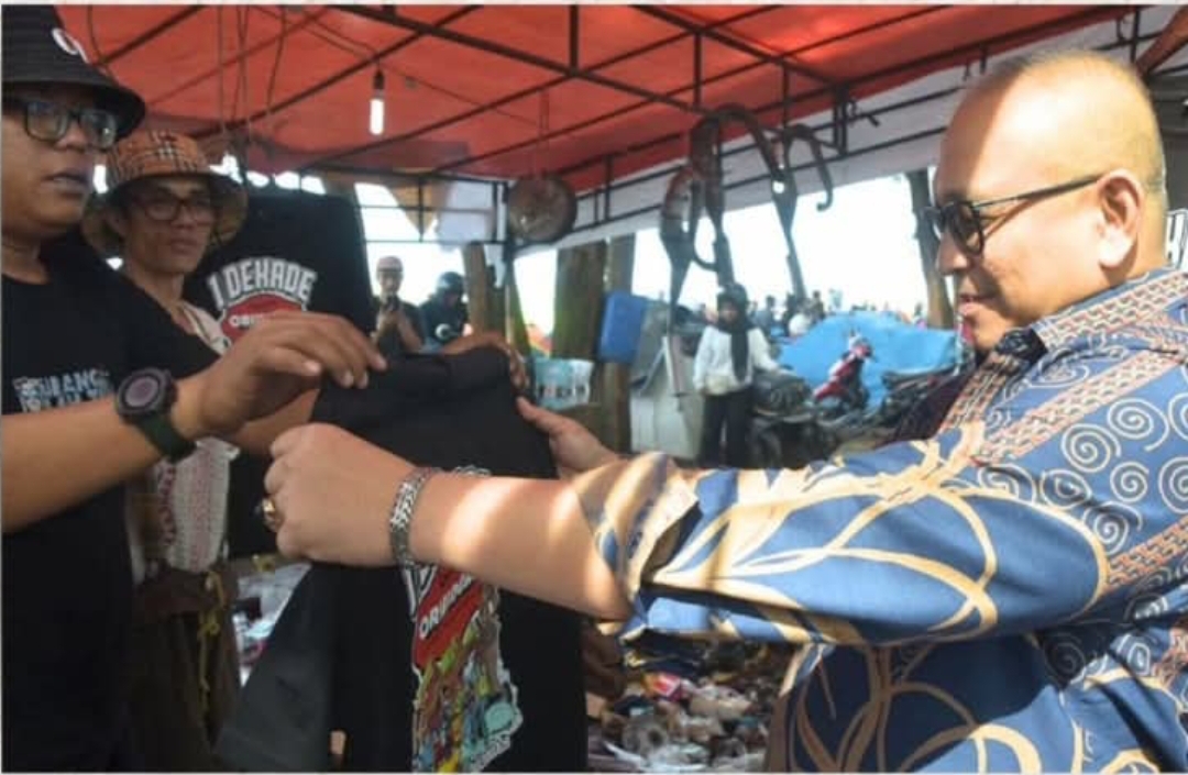 PJ Wali Kota Padang Andree Algamar saat hadiri Taragak Basuo Scooterist Sumatera Barat (TBSS) Ke-30, di Pantai Pasir Jambak, Kecamatan Koto Tangah, Minggu (26/1/2025). (Foto: Prokopim)